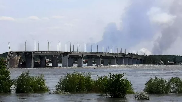 Una zona parcialmente inundada de la central hidroeléctrica de Kajovka, el 6 de junio de 2023 - Sputnik Mundo