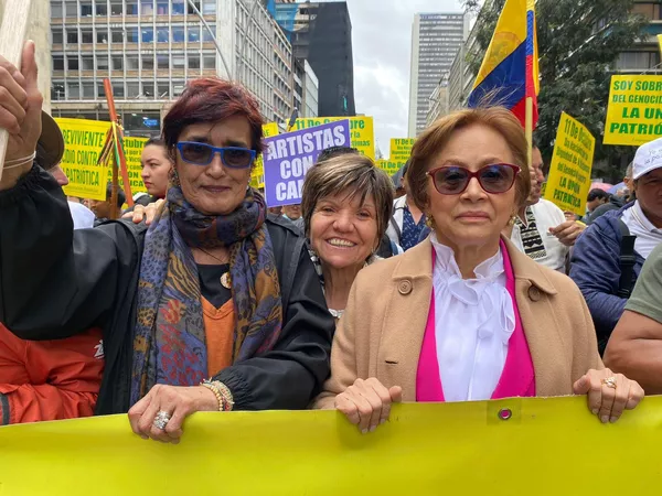 Sin embargo, organizaciones políticas como la Unión Patriótica también estuvieron presentes en la protesta con cientos de sus militantes. En la foto de izquierda a derecha: la senadora Jahel Quiroga, la directora de la implementación del Acuerdo de Paz, Gloria Cuartas, y la exministra de Cultura Patricia Ariza. - Sputnik Mundo