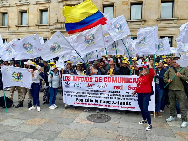 Un grupo de ciudadanos realizó una pancarta estigmatizando la labor de medios como revista &#x27;Semana&#x27;, Caracol Radio, W Radio, entre otros, que consideran que están parcializados. - Sputnik Mundo