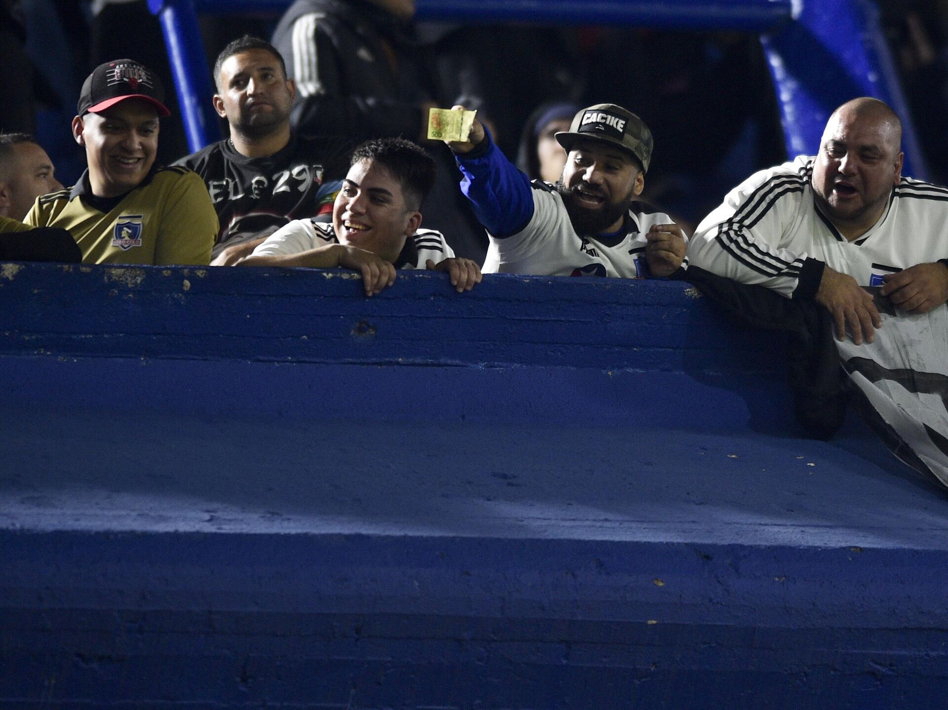 Romper billetes argentinos, una tendencia que provoca peleas entre hinchadas de fútbol - 08.06.2023, Sputnik Mundo