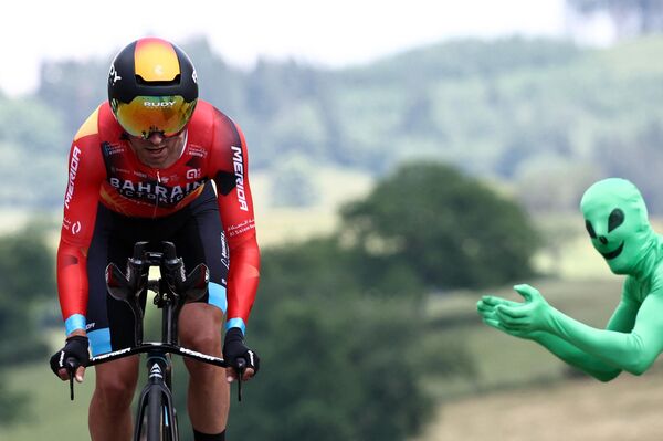 Un hincha de otro mundo anima al ciclista español Mikel Landa durante la 4ª etapa de la 75ª carrera ciclista Critérium du Dauphiné, Belmont de La Loire, Francia.  - Sputnik Mundo