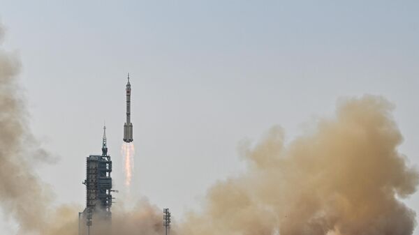 El cohete Long March-2F, que transporta la misión de vuelo espacial tripulado Shenzhou-16, despega del Centro de Lanzamiento de Satélites de Jiuquan, en la provincia noroccidental china de Gansu, el 30 de mayo de 2023  - Sputnik Mundo