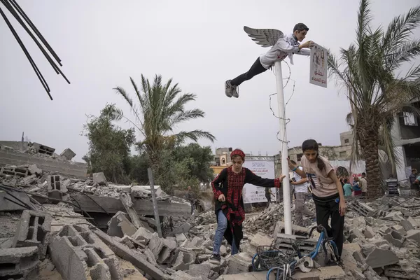 NiÃÂÃÂÃÂÃÂÃÂÃÂÃÂÃÂ±as palestinas ante la imagen de un adolescente palestino muerto instalada sobre las ruinas de un edificio residencial destruido en Deir al-Balah, en el marco de la exposiciÃÂÃÂÃÂÃÂÃÂÃÂÃÂÃÂ³n 