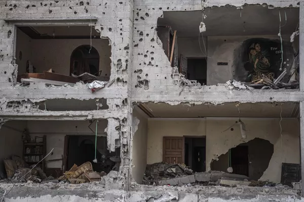 Un mural en el interior de una casa destruida por un misil israelÃÂÃÂÃÂÃÂÃÂÃÂÃÂÃÂ­ en la misma localidad. - Sputnik Mundo
