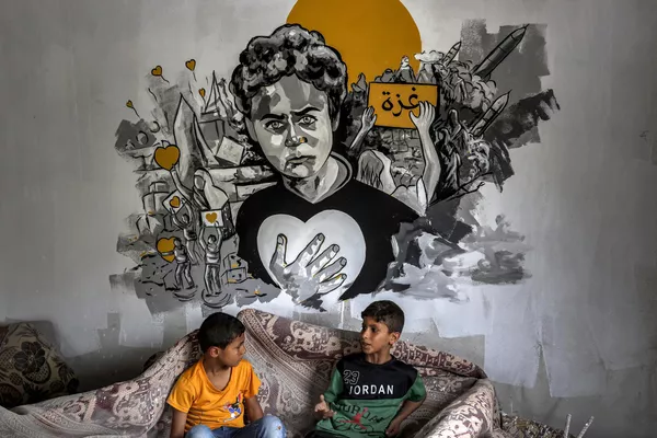 Un grupo de niÃÂÃÂÃÂÃÂÃÂÃÂÃÂÃÂ±os israelÃÂÃÂÃÂÃÂÃÂÃÂÃÂÃÂ­es ante un mural en la pared de una de las casas destruidas de Deir al-Balah. - Sputnik Mundo