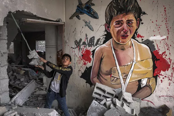 Un mural en la pared de una casa destruida. - Sputnik Mundo