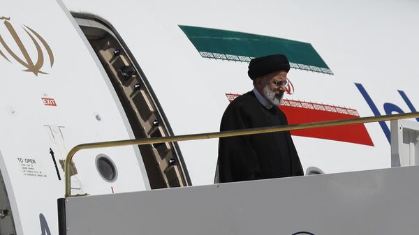 El presidente iraní, Ebrahim Raisi, baja del avión a su llegada al aeropuerto de Damasco, Siria, el 3 de mayo de 2023 - Sputnik Mundo