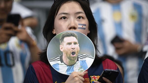 Una espectadora china durante el partido Argentina-Australia disputado en China - Sputnik Mundo