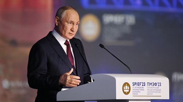 Vladímir Putin, presidente ruso, interviene en la sesión plenaria del Foro Económico Internacional de San Petersburgo. - Sputnik Mundo