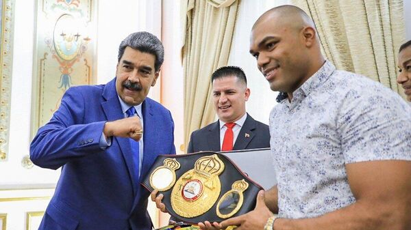 El presidente de Venezuela, Nicolás Maduro, recibe el cinturón Campeón Mundial Honorífico de la Asociación Mundial de Boxeo (AMB) - Sputnik Mundo