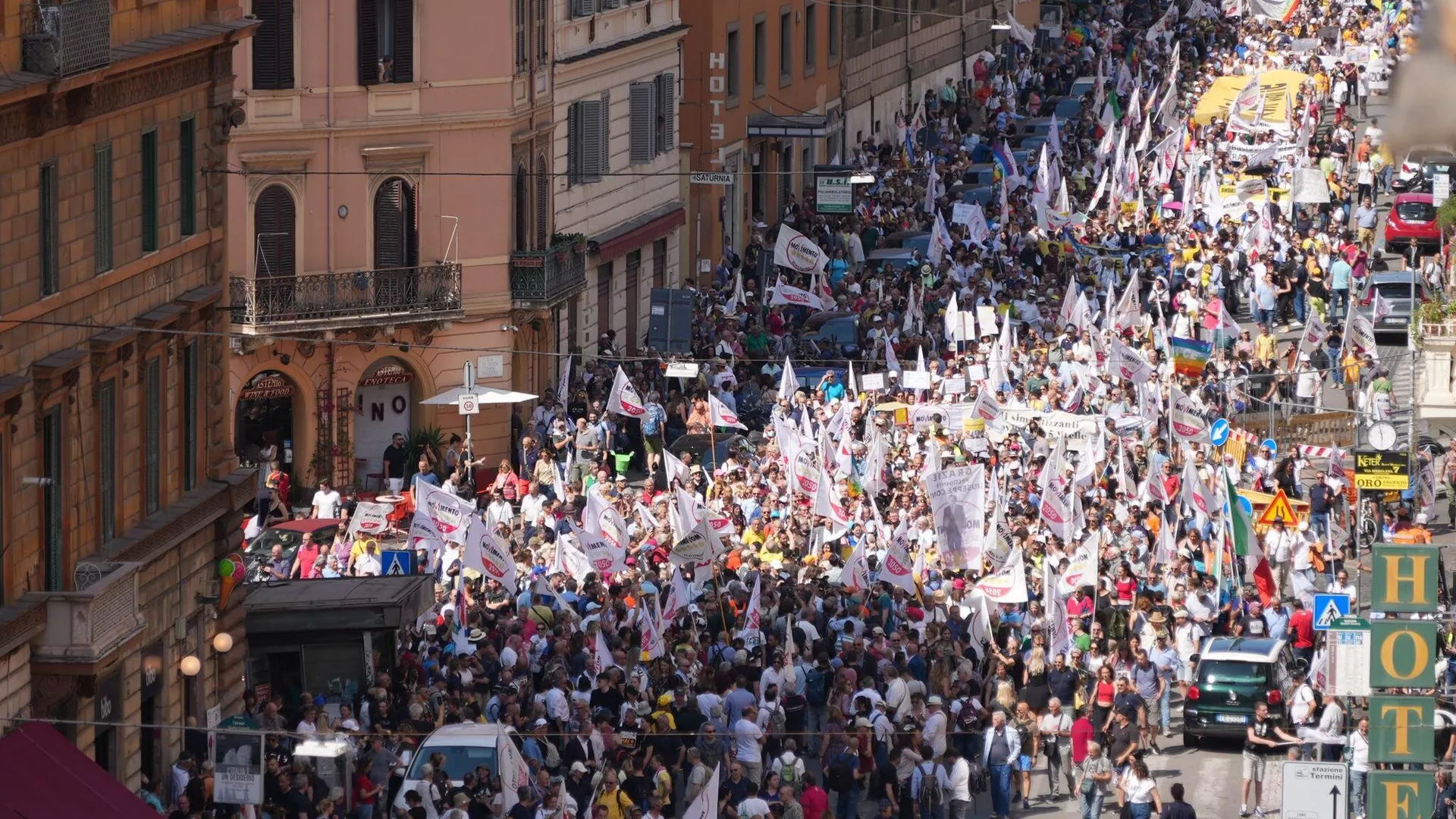Migliaia di italiani hanno marciato per protestare contro il sostegno del loro governo all'Ucraina e l'espansionismo della NATO - Sputnik World, 1920, 17.06.2023