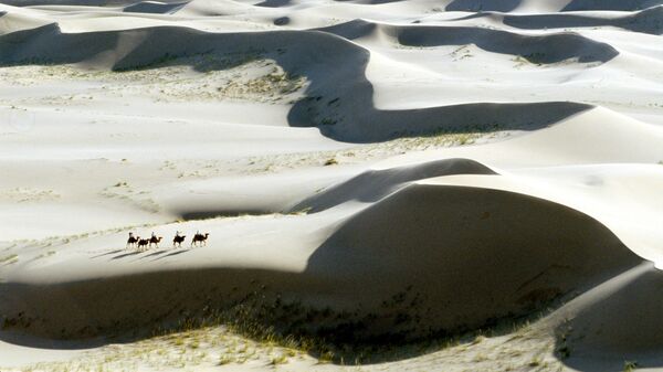 Vista general del desierto de Gobi, situado en el norte de China y el sur de Mongolia. - Sputnik Mundo