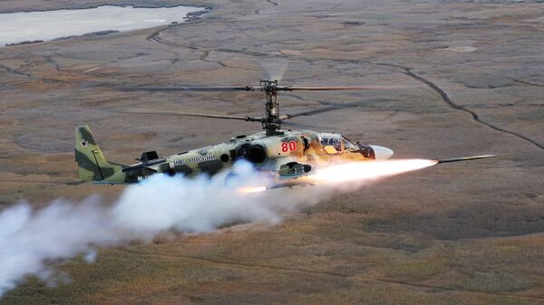 Un helicóptero Ka-52 ruso lanzando el misil antitanque guiado Vikhr - Sputnik Mundo