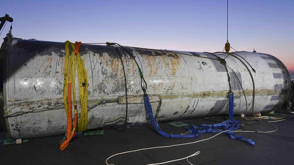Un objeto rescatado por el Ejército de Corea del Sur que presuntamente forma parte del vehículo de lanzamiento espacial norcoreano que se estrelló en el mar.  - Sputnik Mundo