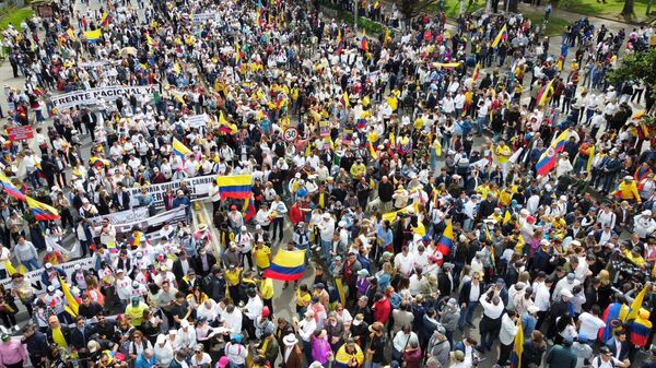 Opositores al gobierno de Gustavo Petro marcharon este martes en diversas ciudades de Colombia.  - Sputnik Mundo