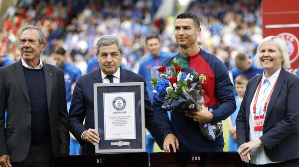 El portugués Cristiano Ronaldo recibe honores para conmemorar su 200ª aparición internacional en Reikiavik, Islandia, el 20 de junio de 2023 - Sputnik Mundo