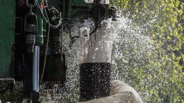 Trabajadores de la empresa estatal Obras Sanitarias del Estado perforan pozos para extraer agua en un parque de Montevideo el 6 de junio de 2023. - Sputnik Mundo