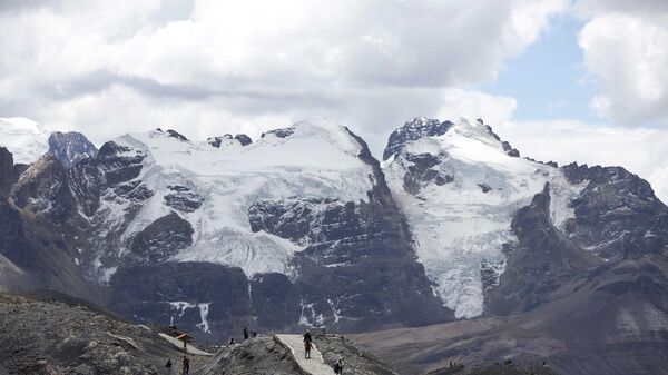 Turistas caminan en el frente del nevado Huascarán en Perú - Sputnik Mundo