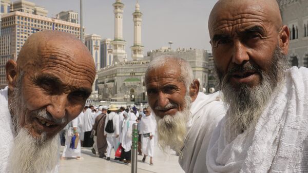 Афганские паломники возле Большой мечети в Мекке - Sputnik Mundo