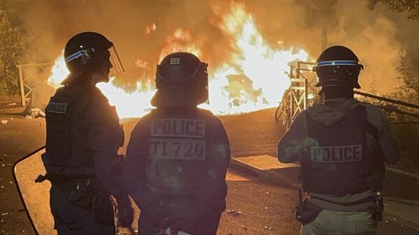 Agentes de Policía durante los disturbios en Nanterre, Francia. - Sputnik Mundo