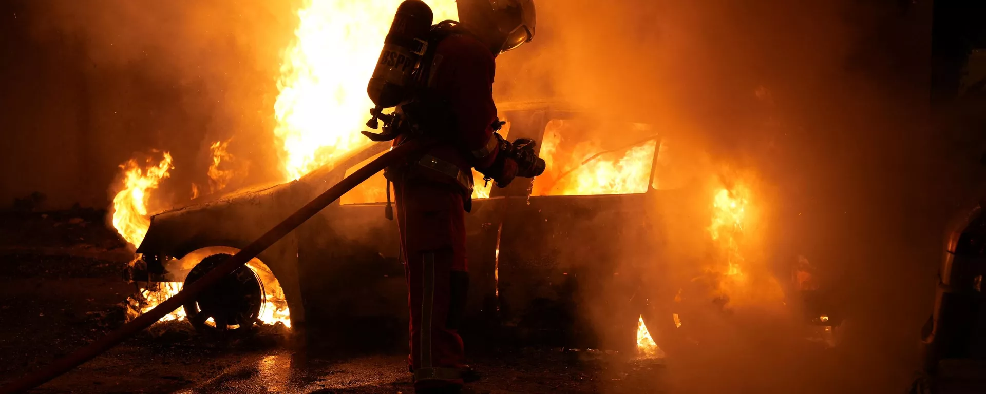Un bombero extingue el fuego tras las protestas en Francia por asesinato de joven de 17 años por la policía - Sputnik Mundo, 1920, 30.06.2023