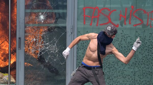 Un manifestante se enfrenta a las fuerzas del orden durante una marcha en protesta por la muerte de un adolescente a manos de la policía, en el suburbio parisino de Nanterre - Sputnik Mundo