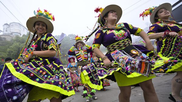 Bailarinas con trajes tradicionales chilenos en una fiesta - Sputnik Mundo