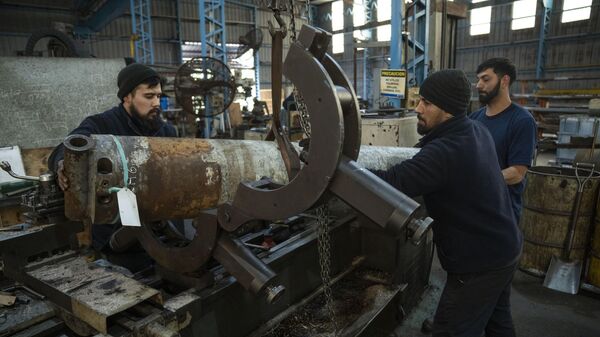 Trabajadores de una fábrica argentina (referencial) - Sputnik Mundo
