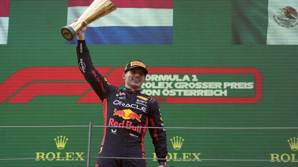 El piloto holandés de Red Bull Max Verstappen en el podio tras ganar la carrera automovilística del Gran Premio de Austria de Fórmula Uno - Sputnik Mundo