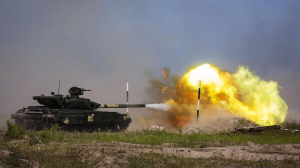 Un tanque ucraniano disparando en el aeródromo militar de Chuguyevo, en la región de Járkov. - Sputnik Mundo