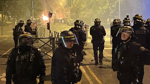 La policía durante los disturbios en Francia - Sputnik Mundo