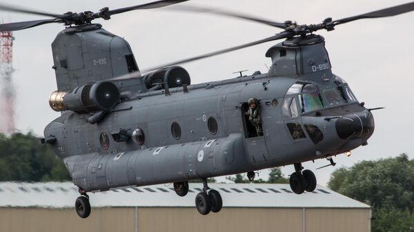Un helicóptero de transporte de carga pesada CH-47F Chinook - Sputnik Mundo