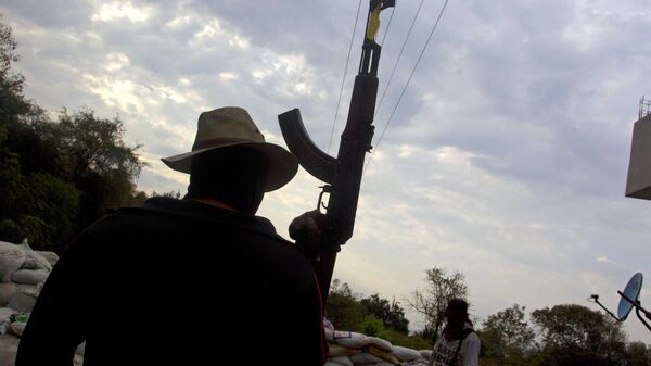 Miembros armados de un grupo de autodefensa montan guardia en una barricada en la comunidad de Úspero, estado de Michoacán, México.  - Sputnik Mundo