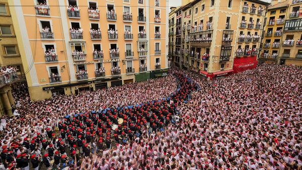 Музыканты и горожане отмечают официальное открытие фестиваля Сан-Фермин 2023 в Памплоне, Испания - Sputnik Mundo