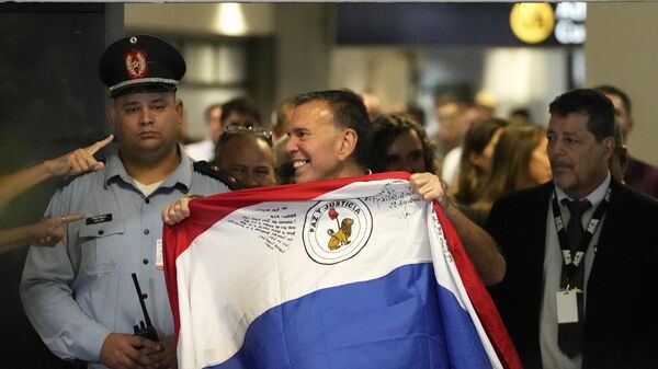 Juan Ángel Napout, expresidente del organismo rector del fútbol sudamericano, es recibido por familiares y amigos tras aterrizar en el aeropuerto Silvio Pettirossi de Luque, Paraguay, el 7 de julio de 2023 - Sputnik Mundo