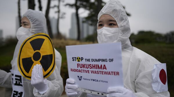 La gente sostiene pancartas durante una manifestación exigiendo la retirada de la decisión del Пobierno japonés de liberar agua radiactiva tratada de Fukushima, en Seúl, Corea del Sur, el 6 de abril de 2023 - Sputnik Mundo