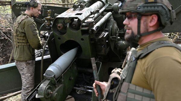 Artilleros del Ejército ucraniano disparan un cañón hacia posiciones rusas en la región de Donetsk, el 23 de junio de 2023.  - Sputnik Mundo