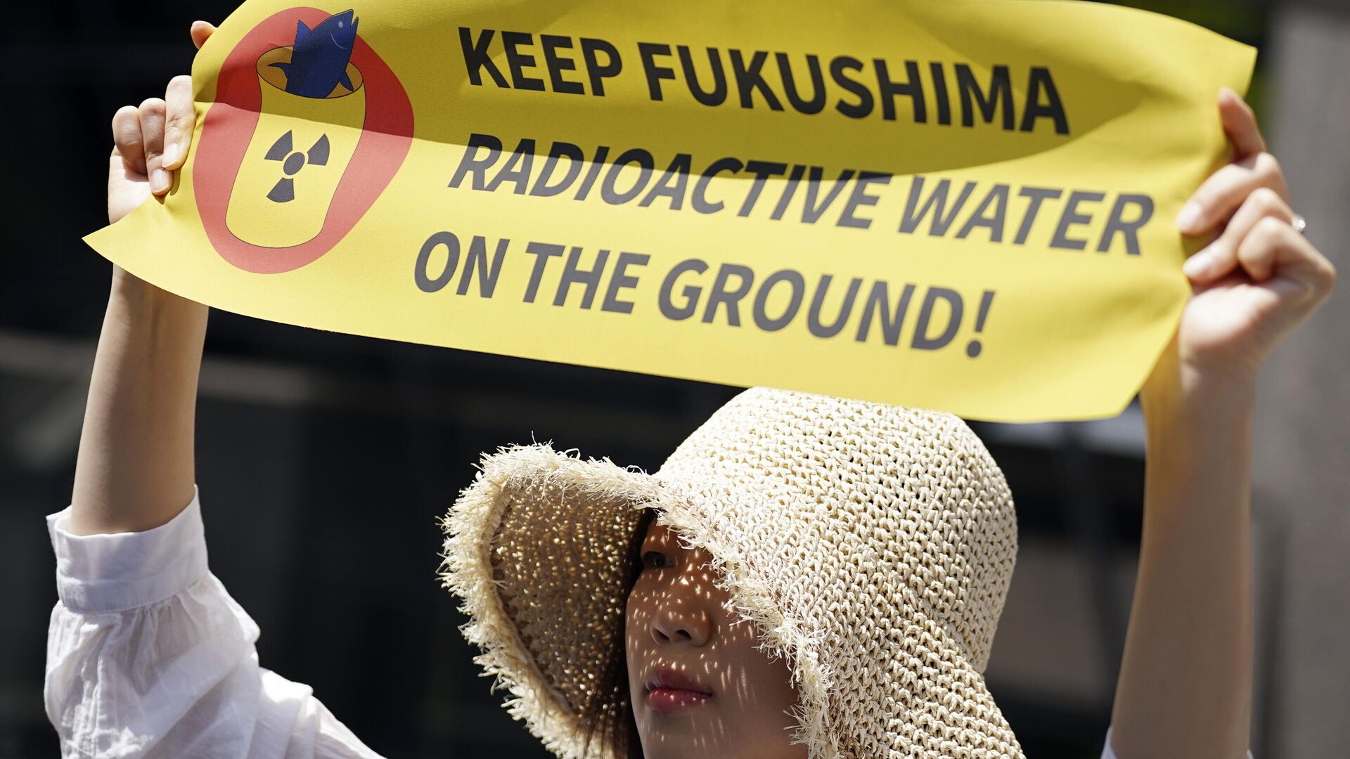 Una manifestante sostiene una pancarta durante una concentración frente a la sede de Tokyo Electric Power Company Holdings (TEPCO) el 16 de mayo de 2023, en Tokio - Sputnik Mundo, 1920, 21.08.2023