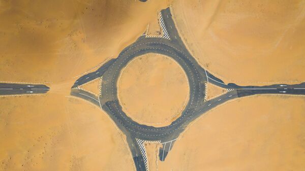 Пустынная кольцевая развязка, покрытая песчаными дюнами в Дубае, ОАЭ - Sputnik Mundo