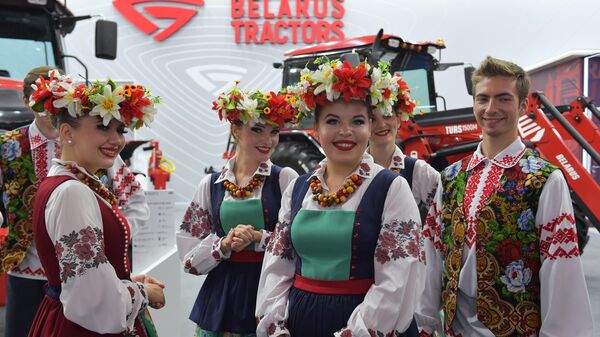 Jóvenes con trajes nacionales en el stand de la República de Belarús en la exposición industrial internacional Innoprom-2023 en Ekaterimburgo - Sputnik Mundo