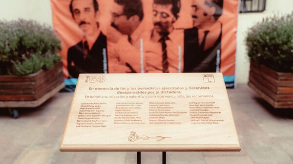 La placa en honor de los periodistas chilenos asesinados durante la dictadura de Pinochet - Sputnik Mundo