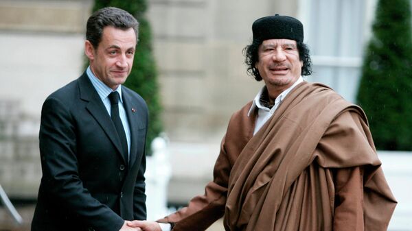 El expresidente francés, Nicolas Sarkozy, y exlíder libio, Muamar Gadafi - Sputnik Mundo