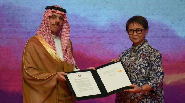 La ministra de Asuntos Exteriores de Indonesia, Retno Marsudi (dcha.), recibe un documento firmado por el ministro de Asuntos Exteriores de Arabia Saudí, Faisal bin Farhan Saud, durante la ceremonia de firma del Instrumento de Adhesión, el Tratado de Amistad y Cooperación en el Sudeste Asiático (TAC), celebrada en el marco de la reunión de ministros de Asuntos Exteriores de la Asociación de Naciones del Sudeste Asiático (ASEAN) en Yakarta el 12 de julio de 2023.  - Sputnik Mundo