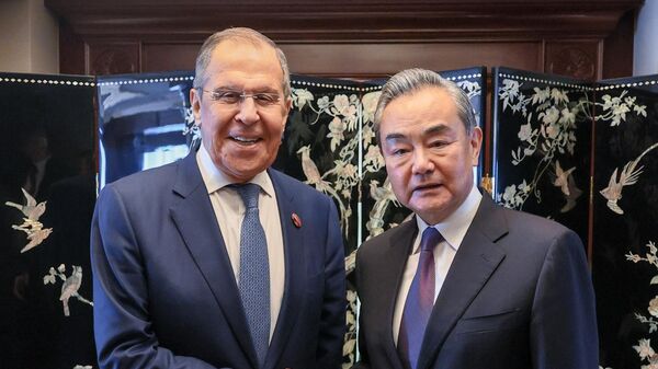 El ministro de Exteriores de Rusia, Serguéi Lavrov, y el director de la Oficina de la Comisión de Asuntos Exteriores del Comité Central del Partido Comunista de China, Wang Yi - Sputnik Mundo