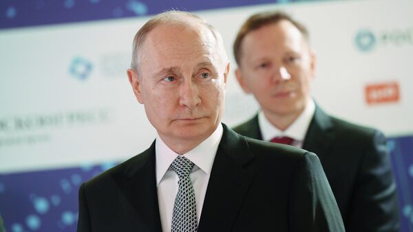 Vladímir Putin, el presidente ruso, durante su visita en el Foro de Tecnologías Futuras, 13 de julio de 2023 - Sputnik Mundo
