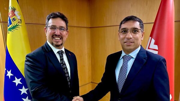Naci Aydan Karamanoğlu, embajador de Turquía en Venezuela, y Rafael Tellechea, ministro de Petróleo del país caribeño - Sputnik Mundo