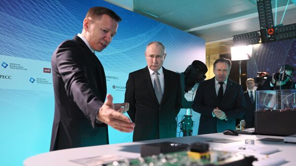 El presidente de Rusia, Vladímir Putin, visita el Foro de Tecnologías Futuras en Moscú, el 13 de julio - Sputnik Mundo