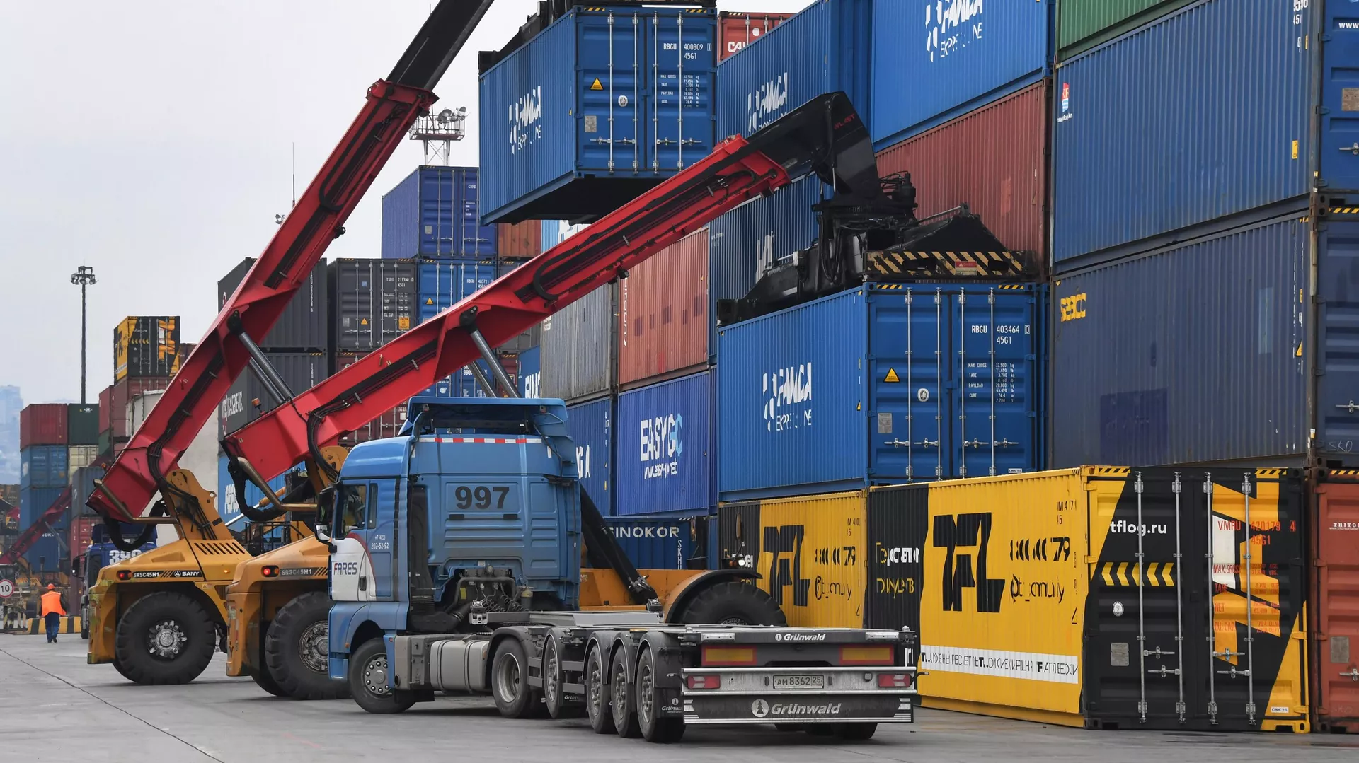 Los contenedores con mercancías - Sputnik Mundo, 1920, 26.02.2024