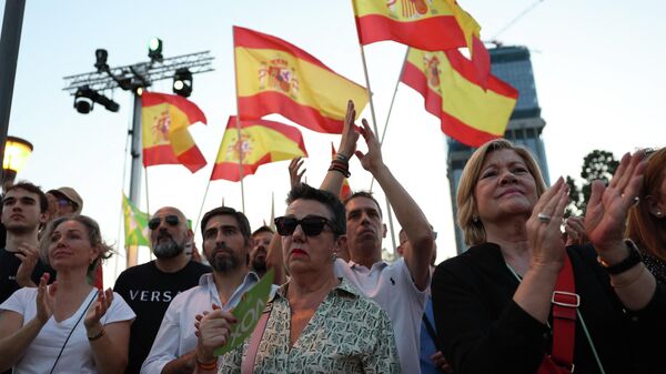Simpatizantes del partido de extrema derecha Vox ondean banderas españolas mientras asisten al mitin de cierre de campaña en Madrid el 21 de julio de 2023  - Sputnik Mundo