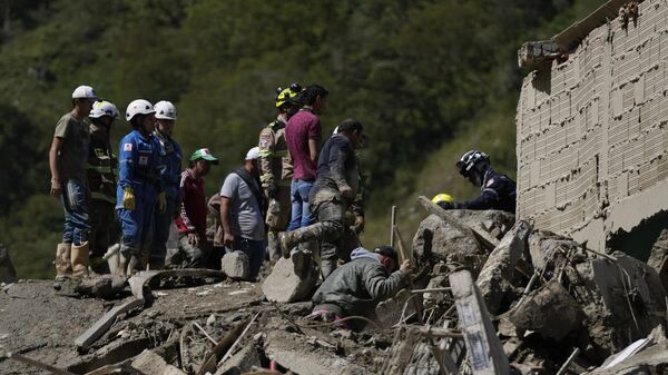 La gente busca sobrevivientes después de que una avalancha mortal asfixiara casas durante la noche en El Naranjal, Colombia - Sputnik Mundo
